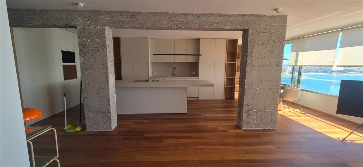 Cocina integrada en salón reformado en Alicante