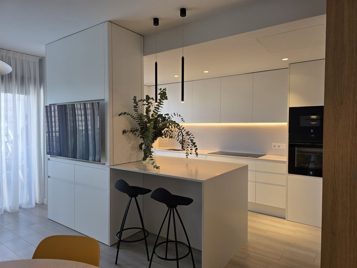 Detalle de cocina y zona de lectura reformadas