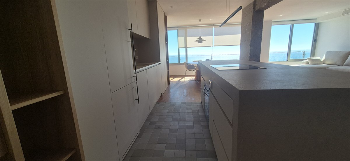 Cocina abierta con estructura de hormigón vista